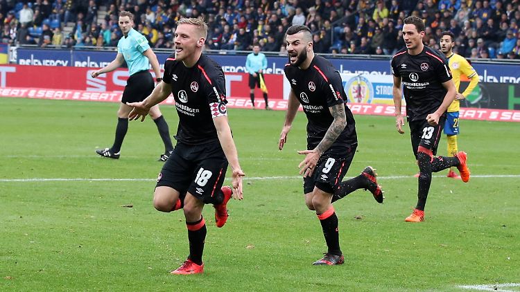 Nürnbergs erster Streich: Torschütze Hanno Behrens und Mikael Ishak, der am Ende noch das 3:2 für die Gäste erzielen sollte.