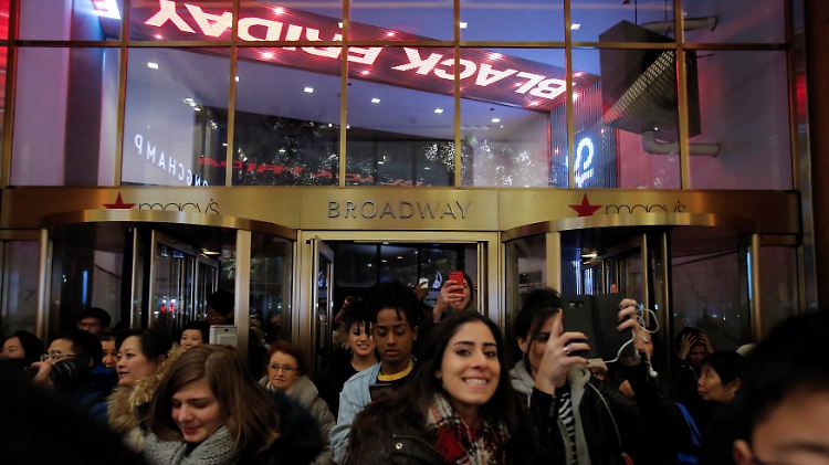 Vorm Kaufhaus Macy's in New York drängelten sich schon Tausende, bevor die Türen sich öffneten.