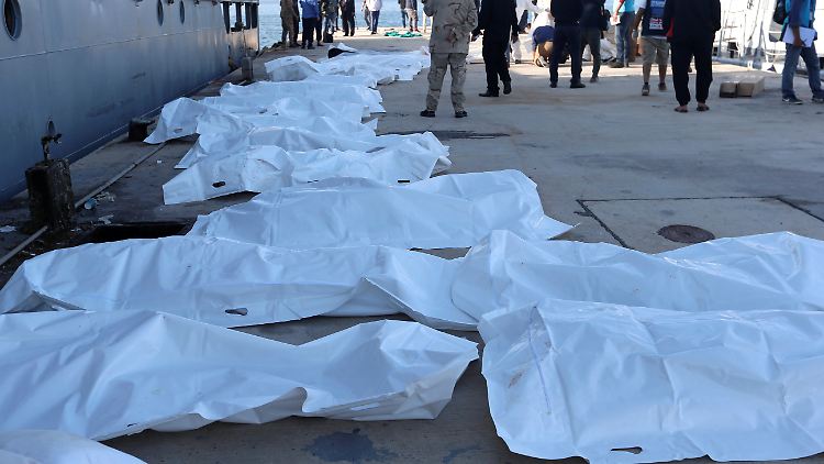 Mindestens 31 Menschen starben bei dem Unglück - dieses Jahr ertranken rund 3000 Flüchtlinge im Mittelmeer.