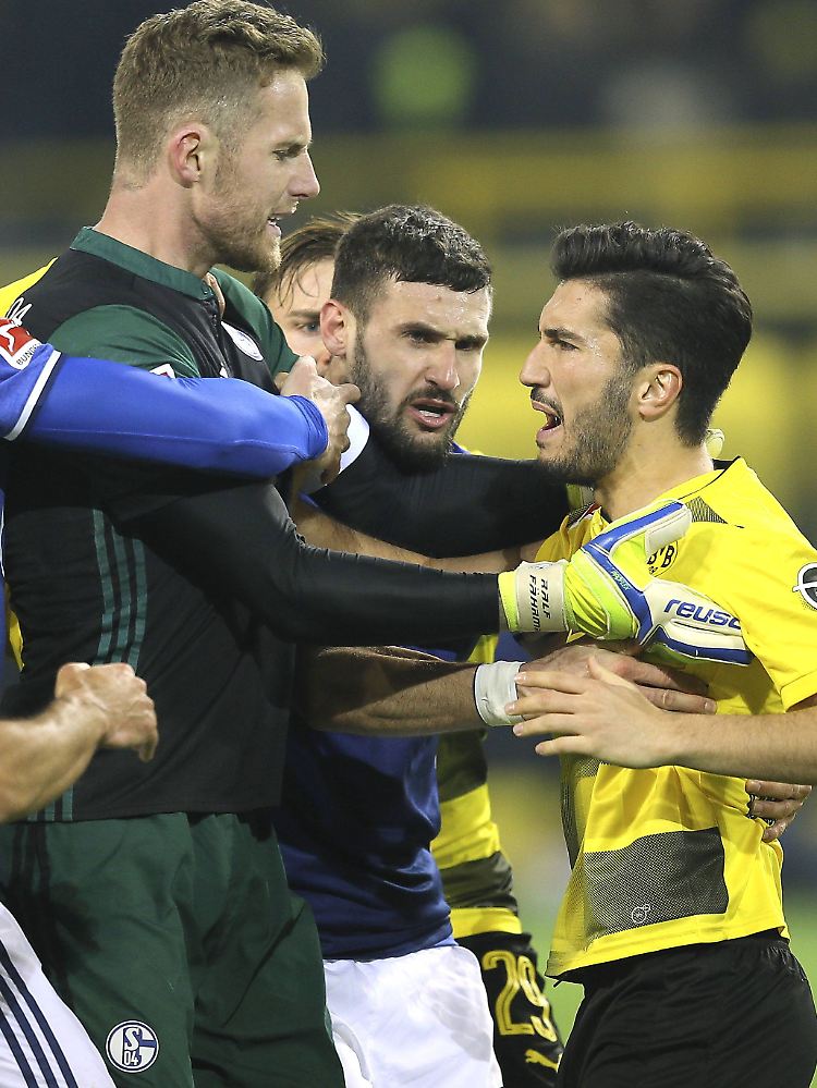 Nach dem Abpfiff: Schalkes Torwart Ralf Fährmann und Dortmunds Nuri Sahin.