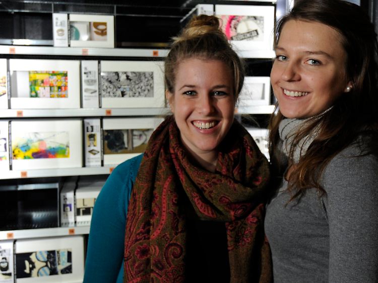 Nicola Lieke (l) und Luisa Jablonski überzeugen mit ihrer Idee und werden so finanziert.