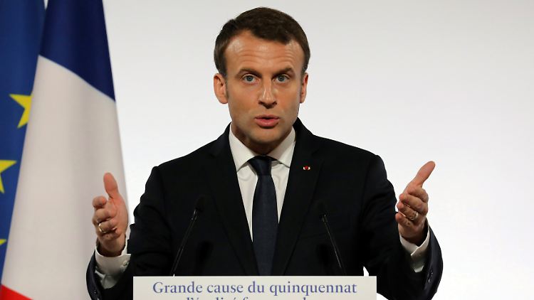 Der französische Präsident begann seine Rede mit einer Schweigeminute für die 123 Frauen, die 2016 in Frankreich von ihrem (Ex-)Partner getötet worden waren.