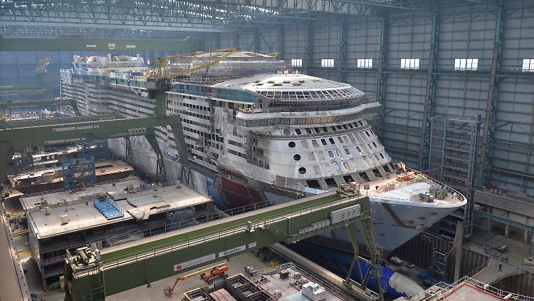 Kreuzfahrtschiff-Neubau "Quantum of the Seas" liegt  einer Baudockhalle auf der Meyer Werft in Papenburg (Archivbild).
