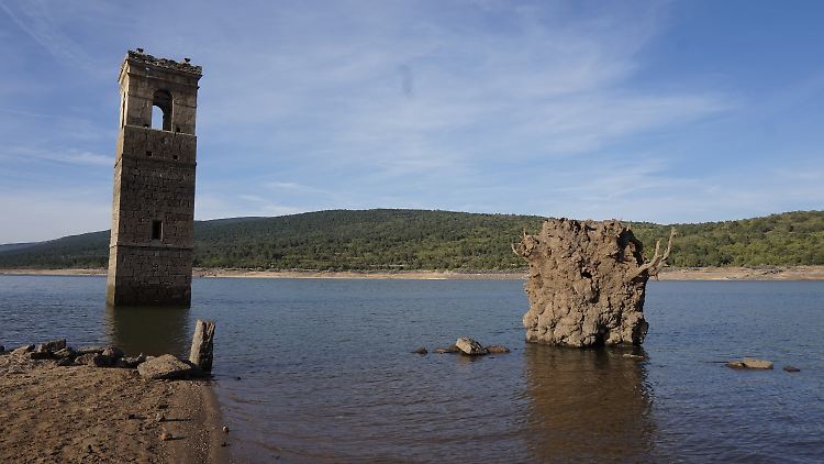 Der alte Glockentrum der Kirche von La Muedra und die Überreste eines großen Baums vom Dorfplatz ragen wieder aus dem Wasser.
