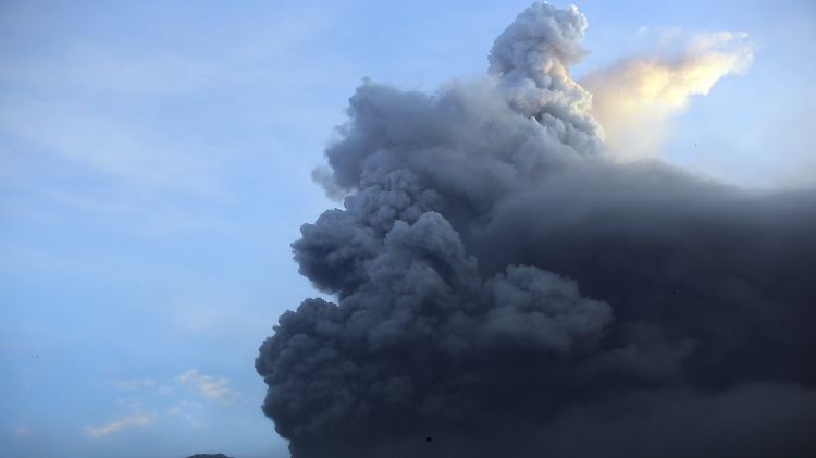 Der Flughafen in Bali war zuletzt noch in Betrieb, über Verschiebungen und Umleitungen entscheiden die Airlines.