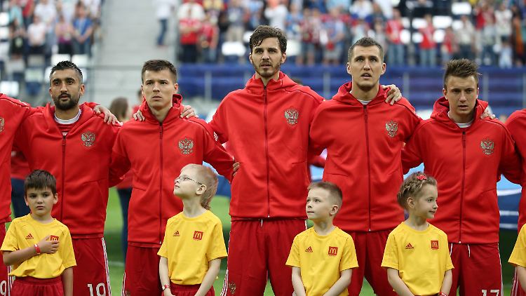 Die Vorwürfe gegen Russlands Fußball sind nicht neu - die Fifa reagiert jedoch sehr zurückhaltend.