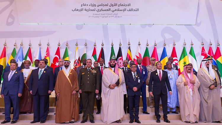 Das Bündnis soll ein "starkes Signal" aussenden, sagt der saudische Kronprinz Mohammed bin Salman (M.).