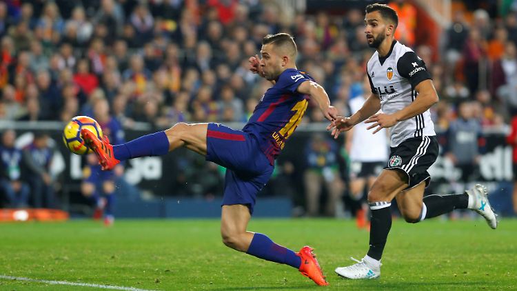 Jordi Alba erzielt für Barça den späten Ausgleich. 
