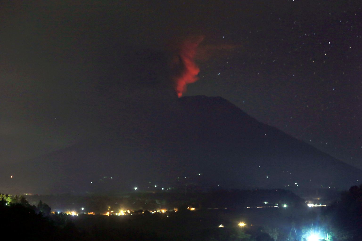 Das erste Mal seit 1963 spuckt der Vulkan Agung auf Bali wieder Asche, Feuer und Rauch: Die indonesische Insel bereitet sich auf einen wahrscheinlich bevorstehenden Ausbruch vor. Rund 3400 Meter ... 