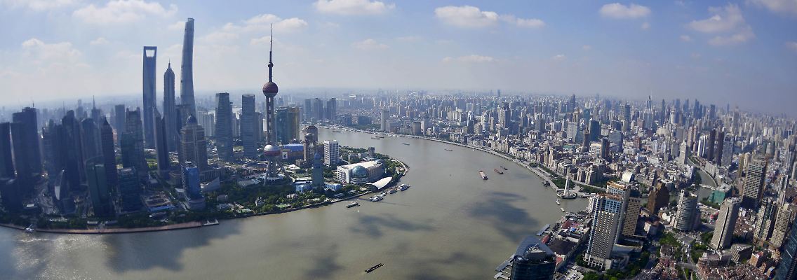 Kursverluste in Asien: Blick auf die Skyline von Shanghai (Archivbild).