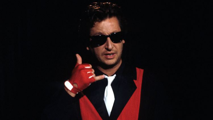 Sonnenbrille, schwarzes Hemd und weiße Krawatte -  "Salvatore", wie man ihn kennt.
