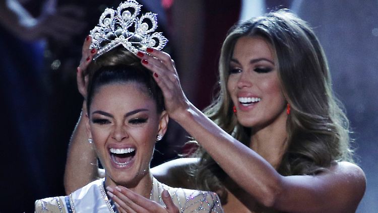Die Krönung übernahm "Miss Universe 2016", Iris Mittenaere aus Frankreich. 