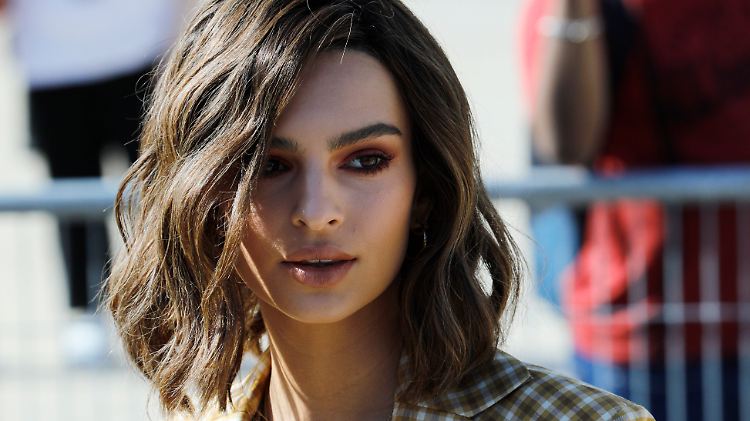 Emily Ratajkowski ist für Fotos mit wenig an bekannt, sieht aber auch mit Klamotten super aus.