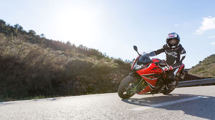 Die Sitzhaltung auf der Honda CBR650F ist für eine Sportler recht aufrecht.