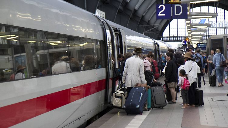 Um Weihnachten herum drängeln sich die Fahrgäste an den Bahnhöfen.