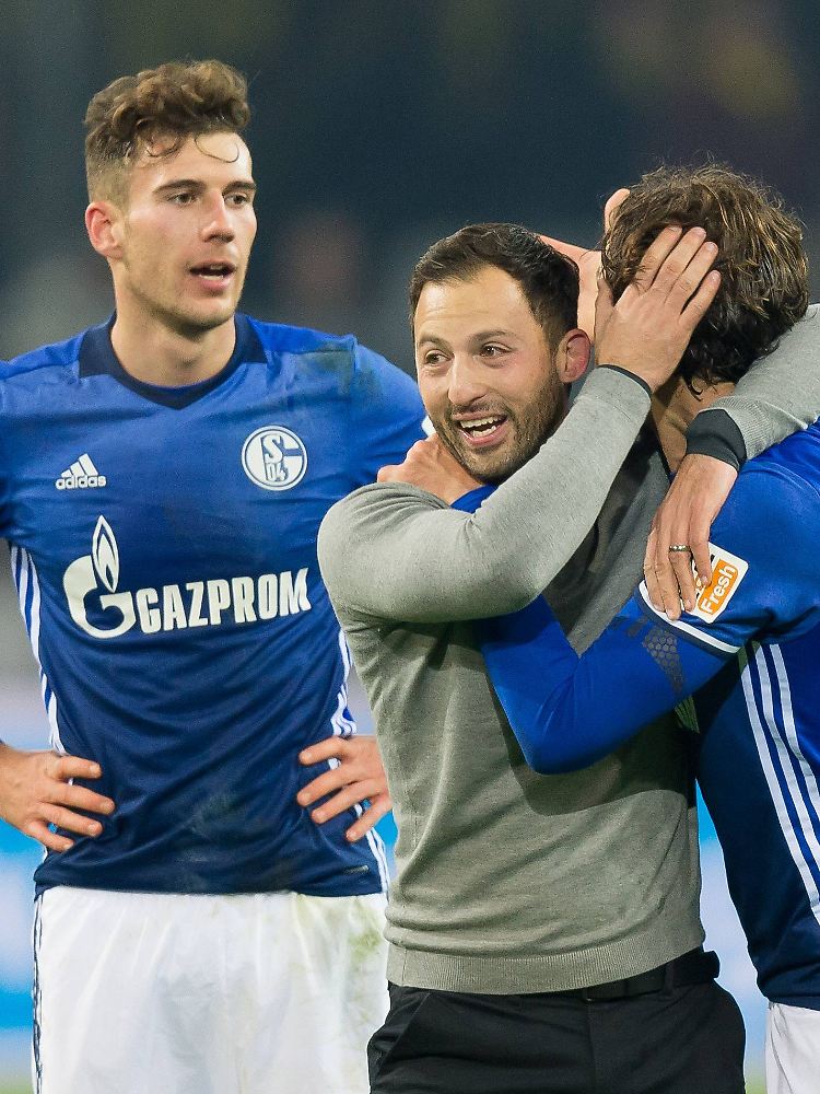 Schalker Glückseligkeit: Leon Goretzka, Trainer Domenico Tedesco und Benjamin Stambouli.