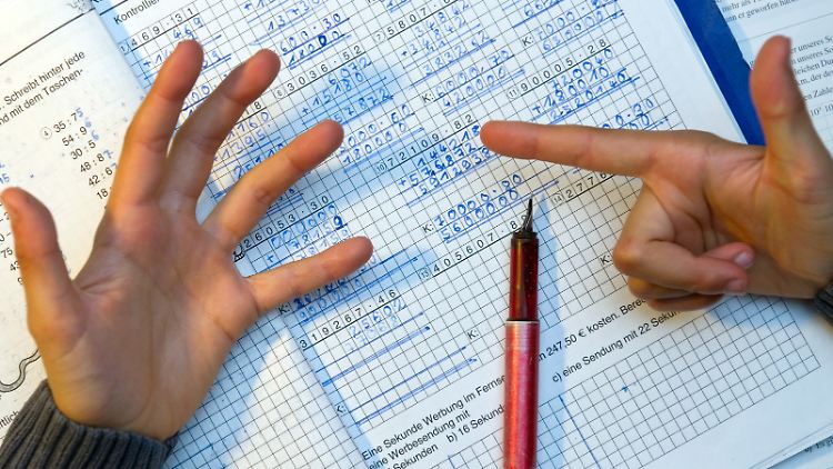 Ein achtjähriger Junge nimmt bei den Hausaufgaben im Fach Mathematik seine Finger zur Hilfe um besser zu zählen.