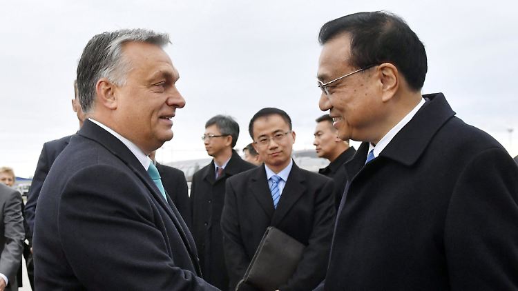 Viktor Orban begrüßt den chinesischen Ministerpräsidenten Li Keqiang in Budapest. Er plant, elf neue Abkommen mit der Volksrepublik zu unterzeichnen.