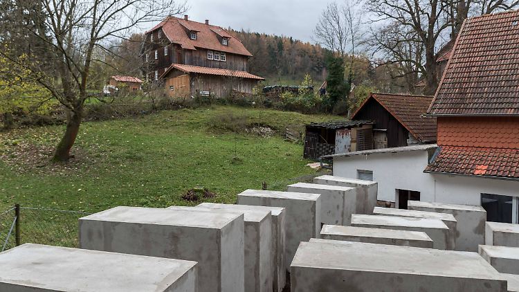 Die 24 Betonklötze sollen an das Berliner Holocaustmahnmal erinnern.