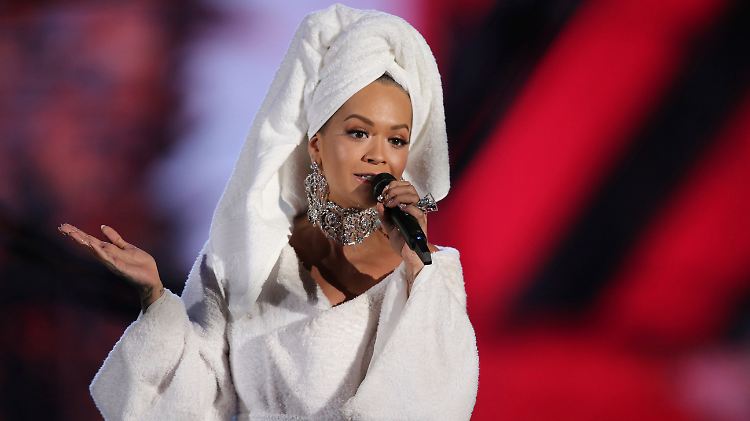 Zuletzt stand Rita Ora noch in Frottee auf der Bühne, nun steht sie im Badeanzug in der Natur.