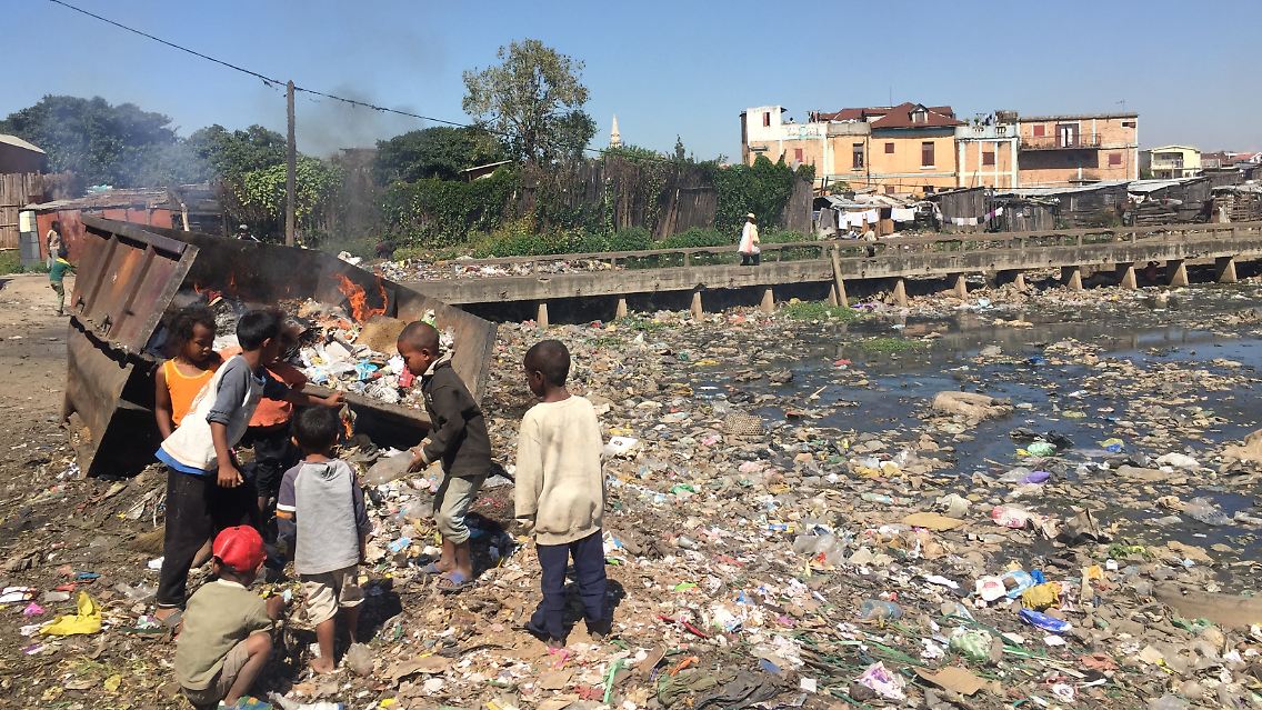 Die Epidemie hatte bedrohliche Ausmaße angenommen, weil auch dicht besiedelte Städte betroffen waren, darunter die Hauptstadt Antananarivo.