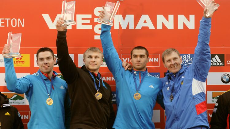 Das IOC sperrt nun auch die Viererbob-Olympiasieger Alexej Negodajlo (2.v.r.) und Dmitri Trunenkow (3.v.r.) wegen Dopings.