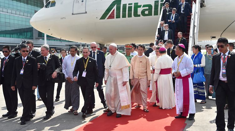 Am Flughafen der myanmarischen Hauptstadt Rangun wurden der Papst von einer großen Delegation empfangen.