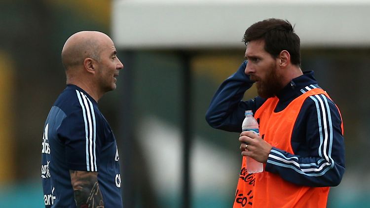 Argentiniens Trainer Sampaoli (l.) spricht mit seinem "unantastbaren" Starspieler Messi.