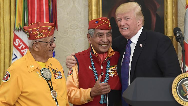 US-Präsident Trump (r.) trifft Navajo-Indianer.