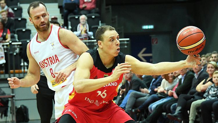 Österreichs Enis Murati gegen Deutschlands Robin Amaize. 