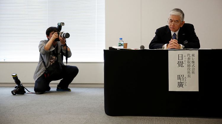 Gefälschte Daten bei der Tochter: Toray-Präsident Akihiro Nikkaku räumt Probleme ein.