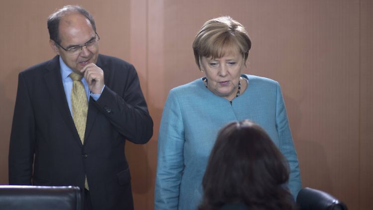 Agrarminister Schmidt (li.) gerät wegen seiner Glyphosat-Entscheidung unter Druck.