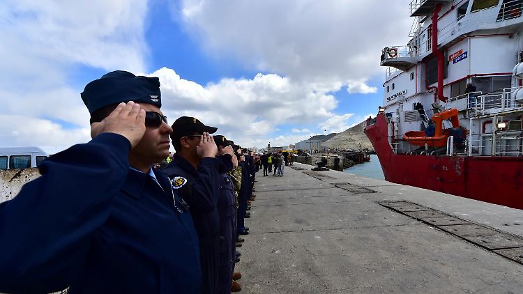 Suche nach dem U-Boot "San Juan": Argentinische Militärs salutieren, als mit der "Skandi Patagonia" ein weiteres Spezialschiff ins Suchgebiet aufbricht.