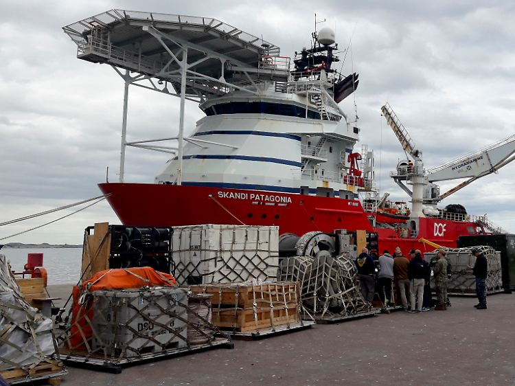 Internationale Such-Aktion: Experten der US-Navy laden Ausrüstung, darunter eine U-Boot-Rettungskapsel, auf den Offshore-Versorger "Skandi Patagonia".