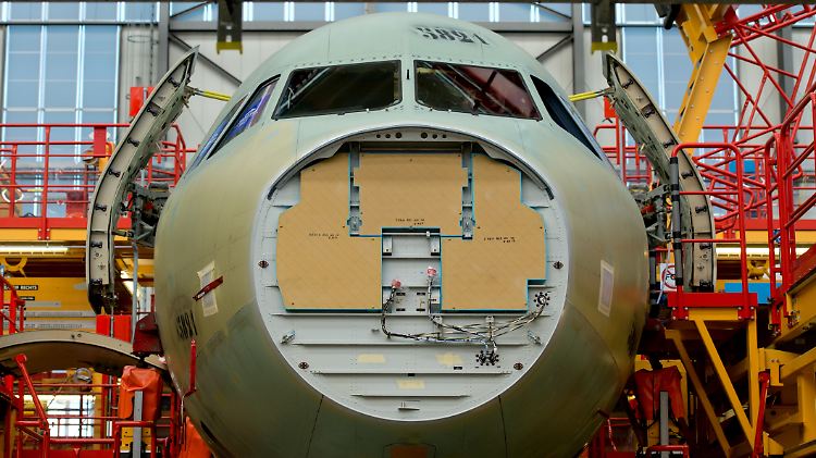 Der Rumpf von einer Maschine der A320-Familie steht in der Endmontagehalle im Airbus-Werk in Hamburg-Finkenwerder.