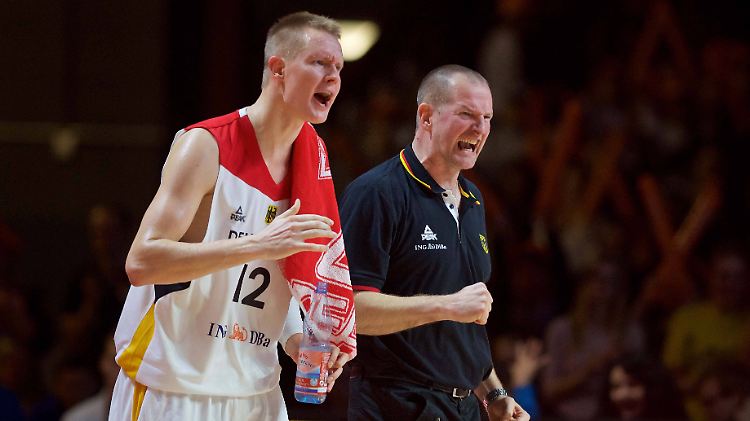 Der Etablierte und der Neue: Robin Benzing (l.) lobt genau wie Trainer Henrik Rödl (r.) das junge Team.