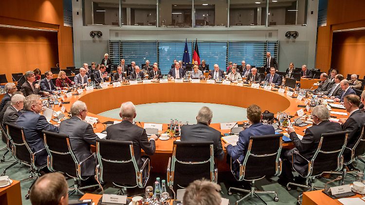 Große Runde zum 2. Diesel-Gipfel im Kanzleramt: Abgesandte von Bund, Ländern und Kommunen verhandeln mit Merkel.