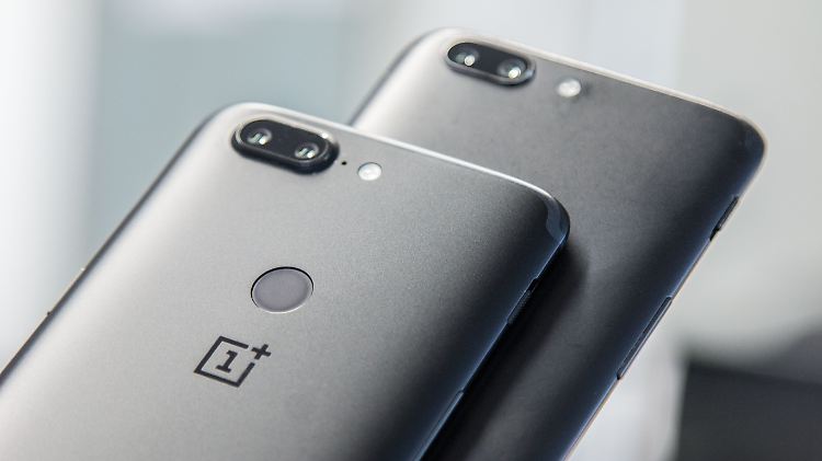 Das Oneplus 5T (vorne) sieht fast genauso aus wie sein Vorgänger.