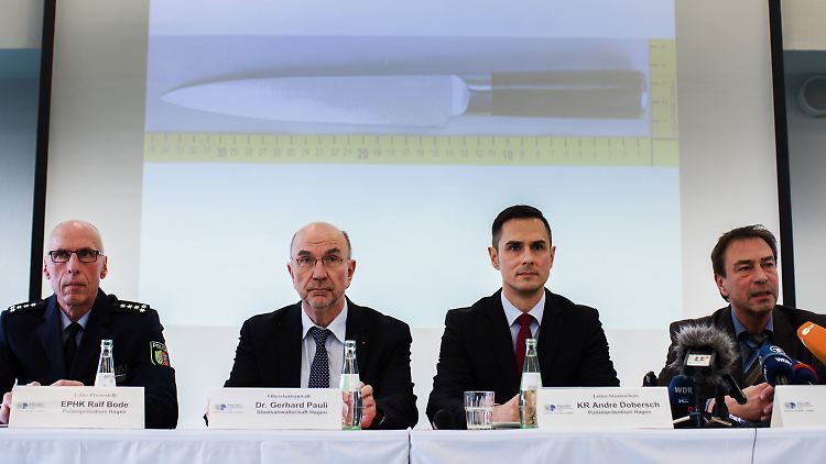 Bei der Pressekonferenz zeigten die Ermittler die Tatwaffe, ein Messer mit fast 20 Zentimeter langer Klinge.