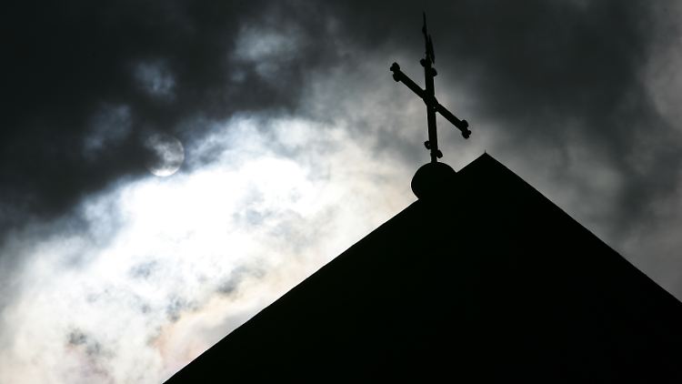 Die Kirche in Deutschland hat eigentlich ein Selbstbestimmungsrecht, so ist es im Grundgesetz festgelegt.