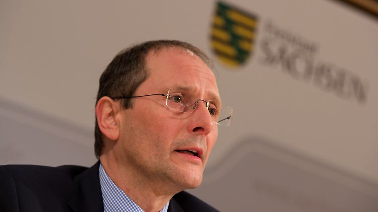 "Ziel muss es sein, Gefährder und Personen, die schwere Straftaten begangen haben, zurückzuführen", sagt Sachsens Innenminister Markus Ulbig von der CDU.