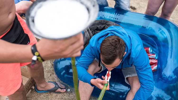 Jugendliche mit einer "Bier-Bong" - einer selbstgebauten Apparatur für den beschleunigten Verzehr großer Mengen Alkohol.