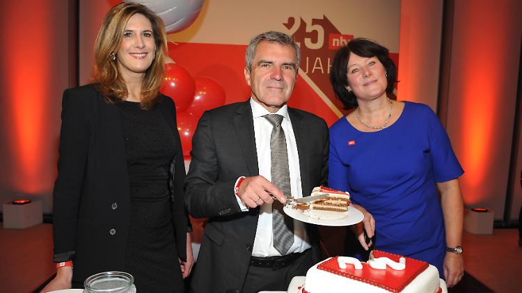 Zum Geburtstag ein Stück Kuchen: n-tv Chefredakteurin Sonja Schwetje, n-tv Geschäftsführer Hans Demmel und Anke Schäferkordt, Geschäftsführerin der Mediengruppe RTL Deutschland, schneiden in der Bertelsmann-Repräsentanz die Torte an.