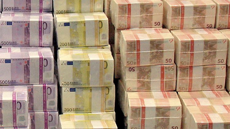 Auch das Einlagern von Bargeld verursacht Kosten für die Banken. 