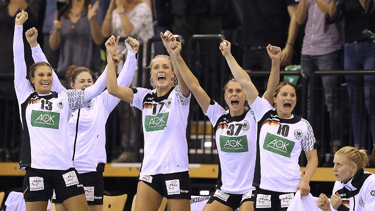 Die deutschen Handball-Frauen wollen ihrem Coach etwas zurückgeben.