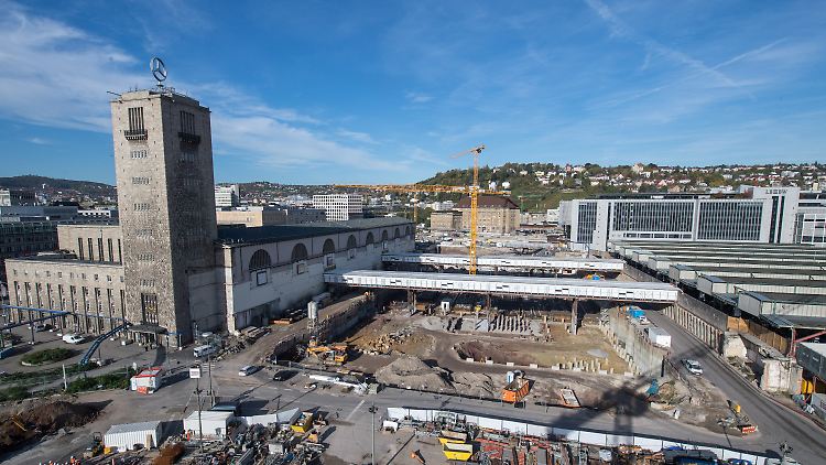 Bahnhof tieferlegen, neue Tunnel bauen, Strecken verlegen - alles zusammen wohl für fast acht Milliarden Euro.