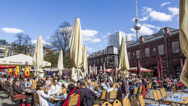 Biergarten in Berlin-Mitte am Hackeschen Markt, mit Blick auf den Fernsehturm: Hier sitzen vermutlich nur Touristen.