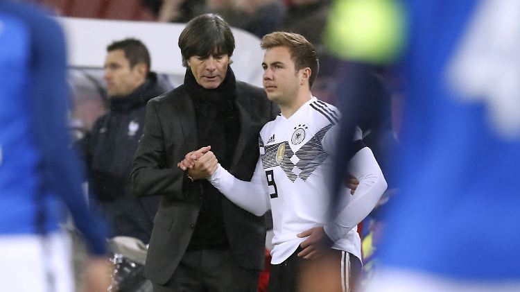 Neulich: Joachim Löw wechselt Mario Götze ein. Dem Vernehmen nach wollen beide im Sommer zusammen nach Russland.