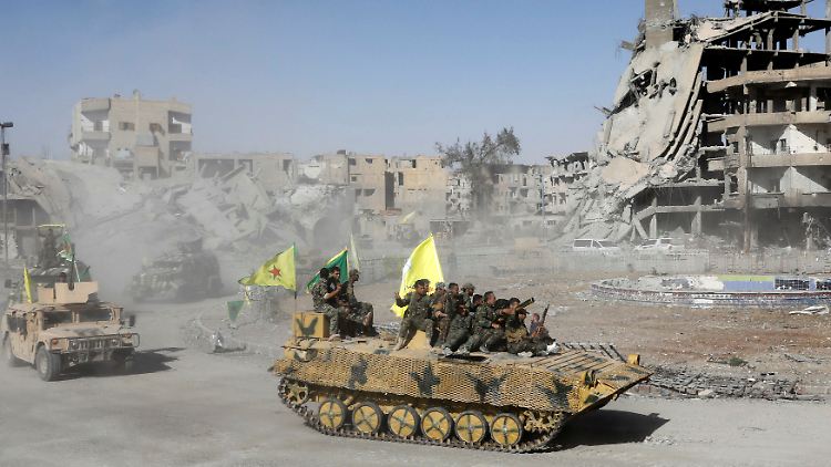Kämfer der Syrischen Demokratischen Kräfte (SDF) feiern ihre Erfolge gegen den selbsternannten Islamischen Staat (IS).