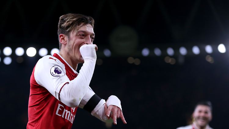 Özil trifft beim Kantersieg Arsenals gegen Huddersfield Town.
